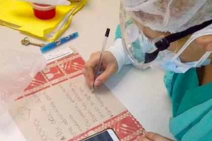 Las trabajadoras sanitarias del Hospital Houssay tuvieron una original iniciativa para transmitirles ánimo a los pacientes internados