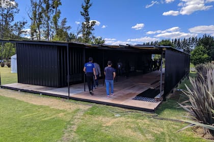 Las tras cabinas VOR iniciales fueron montadas temporalmente hasta la construcción del Centro de Tecnología y Desarrollo