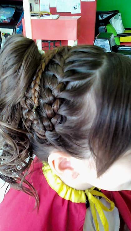 Las trenzas cosidas son de los peinados más pedidos por las más chicas