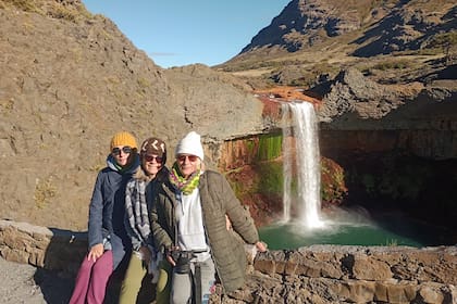 Las tres amigas en el salto del Agrio, cerca de Caviahue.