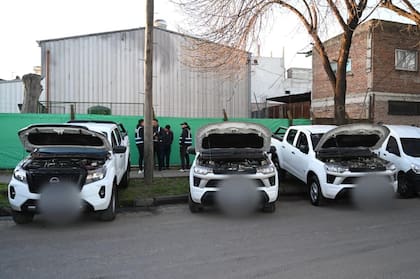 Las tres camionetas fueron robadas luego de engañar a una empresa de alquiler de vehículos