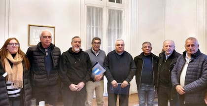 Las tres centrales sindicales se reunieron con la Conferencia Episcopal Argentina
En la sede de la Conferencia Episcopal Argentina y contó con la presencia de las CTA y la CGT.
Participaron el Arzobispo y Monseñor de Mendoza Marcelo Colombo, Hugo “Cachorro” Godoy, secretario general de la CTA Autónoma, Hugo Yasky, secretario general de la CTA, entre otros