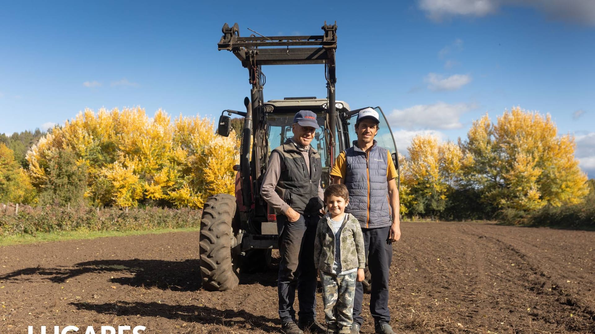 Wenceslao Adrion junto a sus hijos en la chacra que pertenece a su familia.