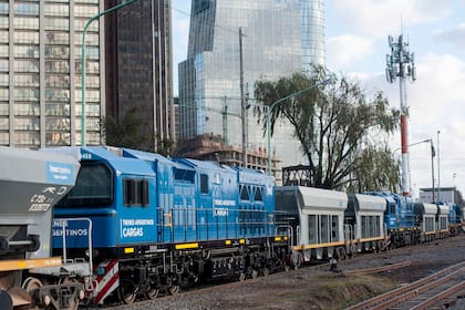 Las tres locomotoras son remolcadas por una formación
