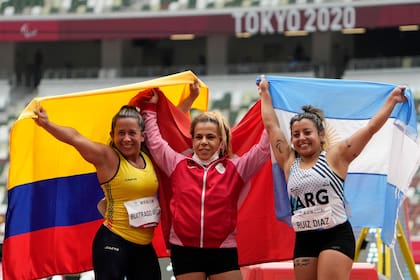 Las tres mejores lanzadoras de bala de los Juegos Paralímpicos Tokio 2020: la colombiana Mayerli Buitrago Ariza, la turca Raoua Tlili (récord mundial) y la entrerriana Antonella Ruiz Díaz.
