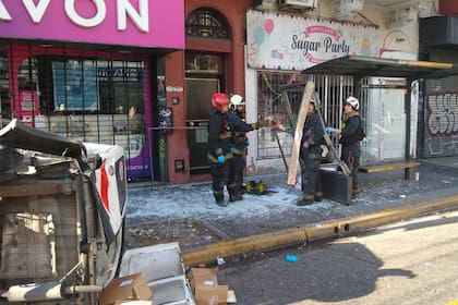 Las tres mujeres estaban esperando en la parada del colectivo.