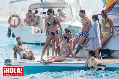 Las tres mujeres, impactantes, navegaron por el Mediterráneo con sus parejas a bordo del lujoso crucero Inspiration