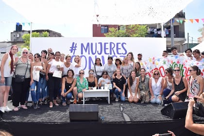 Las tres mujeres protagonistas junto con sus equipos de trabajo, en el escenario