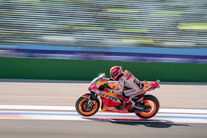 Las tres operaciones en el brazo derecho provocaron que Marc Márquez se deba reinventar para pilotar la Honda