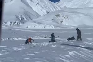 Un hombre quedó aislado durante seis noches en la montaña con dos maestras de su hijo y ahora podrían cobrarle el rescate