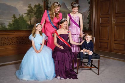Las tres princesas mayores abrieron por primera vez los cofres reales y usaron tiaras. A ellas se sumó el príncipe Carlos, hijo de los herederos de Luxemburgo, que un día será gran duque.