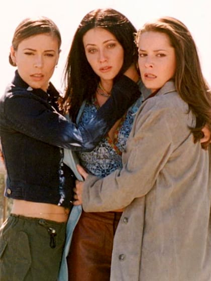 Las tres protagonistas originales de Charmed, en una escena de la primera temporada de la serie