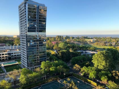 Las tres torres cuentan con veinte pisos cada y se levantan sobre un terreno de casi 13.000 metros cuadrados.