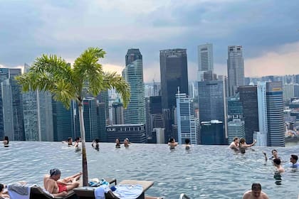 Las tres torres de Marina Bay se unen en la cima con una piscina de 150 metros de largo, la más larga del mundo