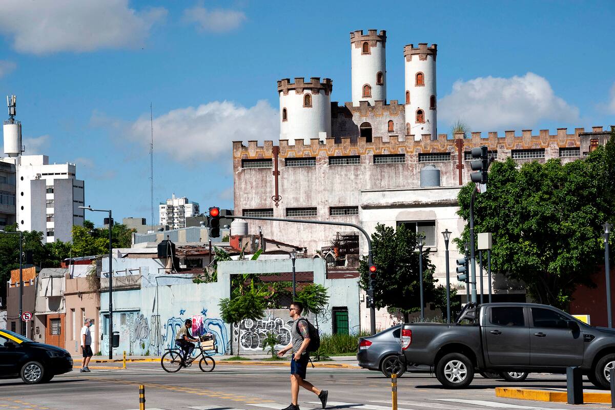 Las tres torres del castillo irrumpen la vista de quienes pasan por Córdoba y Juan B. Justo desde que se removió el puente
