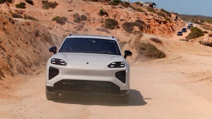 Las tres versiones utilizan dos motores eléctricos síncronos de imanes permanentes, uno en cada eje, y tracción integral