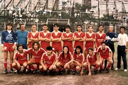 Las tribunas de madera del estadio de Argentinos dan cuenta de la época: la categoría 1977 del club, en su esplendor. El penúltimo jugador de la fila de arriba, de izquierda a derecha, es Diego Placente, autor del texto de esta nota