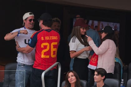 Las tribunas dejaron de ser territorio exclusivo de dirigentes y exfutbolistas para transformarse en una auténtica alfombra roja