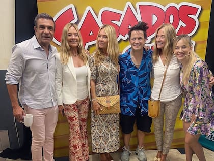 Las Trillizas con Marcelo De Bellis, Darío y Luisana Lopilato después de la función de Casados con hijos
