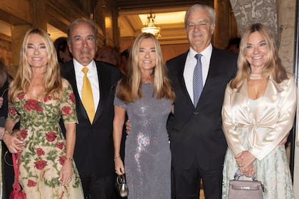Las Trillizas de Oro posaron con sus maridos. De izquierda a derecha: María Emilia (reusó el vestido que Jorge Rey le hizo para el casamiento de su hija Sonia) y Clemente Zavaleta; María Eugenia (con vestido de Zimmermann) y Horacio Laprida; María Laura, que fue sola porque Ernesto Trotz estaba enfermo.