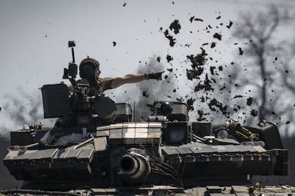 Las tripulaciones ucranianas operan y disparan los tanques en campos de tiro en condiciones de terreno difíciles mientras continúa la guerra entre Rusia y Ucrania en el Óblast de Donetsk, Ucrania, el 26 de abril de 2023.