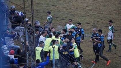 Las trompadas entre los jugadores de Viale FBC y Arsenal, en Entre Ríos