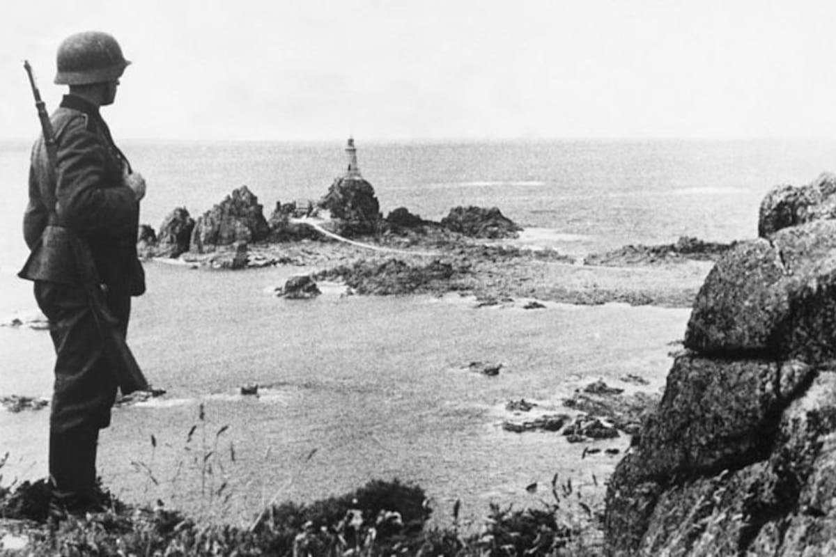 Las tropas alemanas, como este soldado en la costa de Jersey, no encontraron resistencia en las Islas del Canal, que habían sido desmilitarizadas