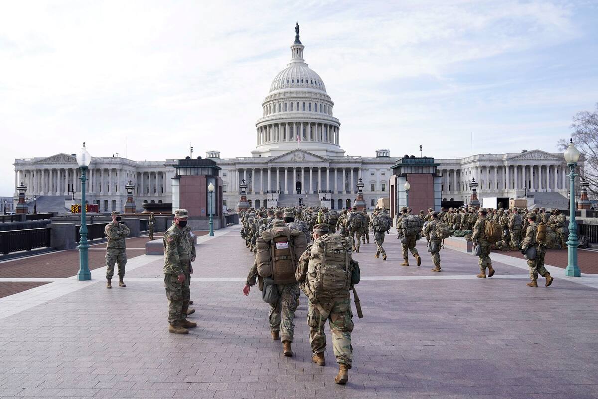 Las tropas de la Guardia Nacional se reúnen fuera del Capitolio de los Estados Unidos el 16 de enero de 2021 en Washington, DC.