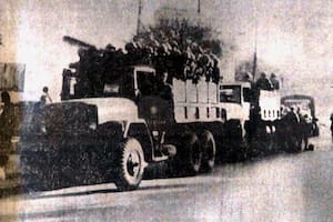 Las tropas de la IV Brigada de Infantería Aerotransportada del Ejército se apostaron en la calle principal de La Calera para enfrentar el ataque de Montoneros