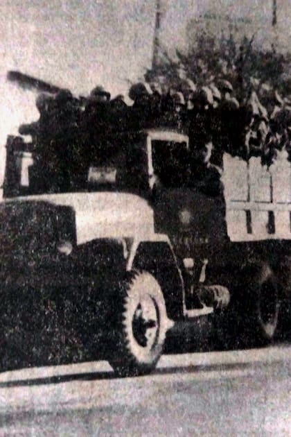Las tropas de la IV Brigada de Infantería Aerotransportada del Ejército se apostaron en la calle principal de La Calera para enfrentar el ataque de Montoneros
