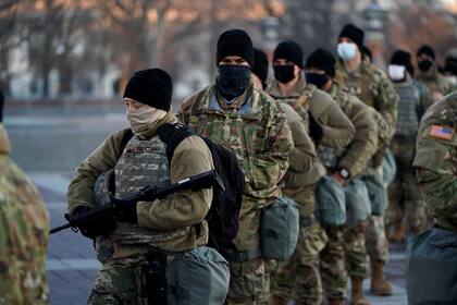 Las tropas desplegadas en Washington empezaron a portar armas, un cambio radical ante el temor de nuevos disturbios