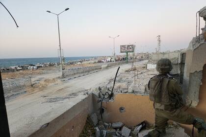 Las tropas israelíes llevan adelante una incursión en la Franja de Gaza para exterminar a Hamas