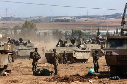 Las tropas israelíes preparan armas y vehículos armados cerca de la ciudad sureña de Ashkelon el 15 de octubre de 2023