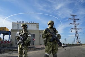 Las tropas rusas vigilan una entrada de la central hidroeléctrica de Kakhovka, una planta de energía a filo de agua en el río Dniéper en la región de Kherson, en el sur de Ucrania.