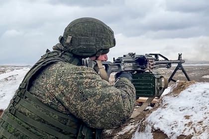 Las tropas rusas y bielorrusas realizaron el miércoles un entrenamiento de combate conjunto en los campos de tiro de Belarús, en un momento en que las tensiones siguen siendo elevadas ante la amenaza de guerra con Ucrania.