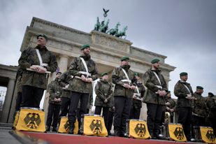 Las tropas se preparan para participar en una ceremonia de bienvenida para el rey Carlos III de Gran Bretaña y Camilla, la reina consorte, frente a la Puerta de Brandenburgo en Berlín