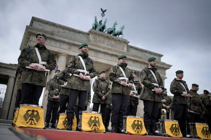 Las tropas se preparan para participar en una ceremonia de bienvenida para el rey Carlos III de Gran Bretaña y Camilla, la reina consorte, frente a la Puerta de Brandenburgo en Berlín