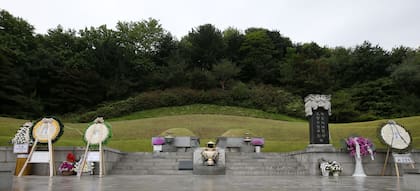 Las tumbas de Park y su esposa en el cementerio nacional de Seúl