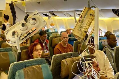 Las turbulencias en el avión provocaron la caída de las máscaras de oxígeno de emergencia.
