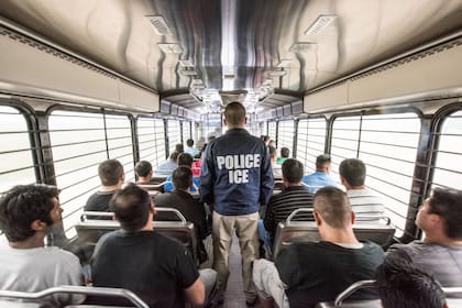 Las últimas estadísticas reflejan que el 71% de los migrantes detenidos por la agencia no cuentan con antecedentes penales