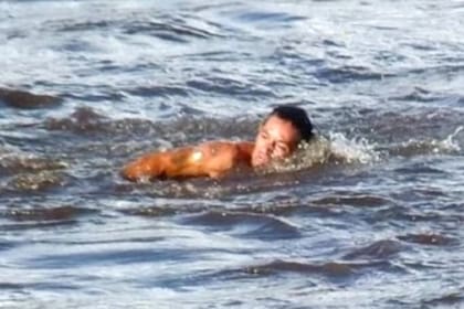 Las últimas imágenes del hombre que se lanzó a nadar en el río San Antonio, en Carlos Paz y es intensamente buscado por las autoridades cordobesas
