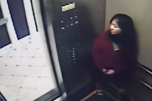 Las últimas imágenes que se tienen de Elisa Lam son en un ascensor del Hotel Cecil (Foto: Captura de video)