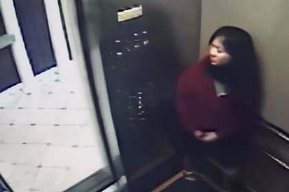 Las últimas imágenes que se tienen de Elisa Lam son en un ascensor del Hotel Cecil (Foto: Captura de video)