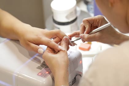 Las uñas postizas son una tendencia que no pasa de moda; para poder quitarlas en casa, solo basta seguir unos sencillos pasos