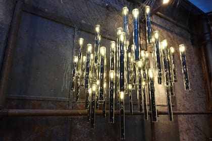 Las unidades de 'Celestial Flame' (Mori London) se pueden agrupar para crear arañas de distinta forma y tamaño. Absolutamente funcionales, pueden iluminar una mesa con comodidad y estética.