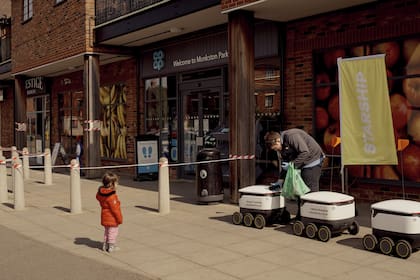 Las unidades robots de Starship esperan los pedidos a entregar fuera de una tienda en Milton Keynes