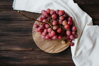 Las uvas previenen la hipertensión, regulan el tránsito intestinal, y reducen el riesgo de enfermedades cardiovasculares (imagen ilustrativa)