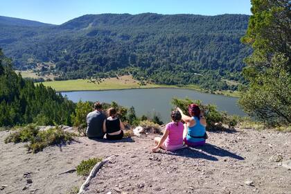 Las vacaciones de invierno en Neuquén son una gran ocasión para conocer sitios como la Laguna Rosales. en San Martín de los Andes