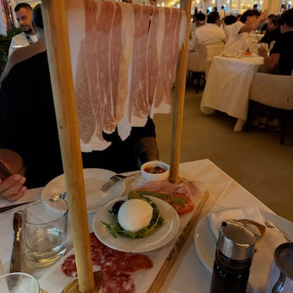 Las vacaciones de Nico González y Ludmila Isabella con una propuesta gastronómica de primer nivel (Foto: Instagram/@ludisabella)