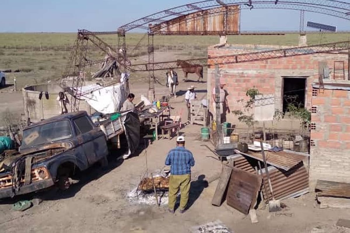 Las vacas que mueren por su debilidad ante la sequía terminan en la parrilla en Fortín Charrúa. Foto gentileza Juan Cappozzolo